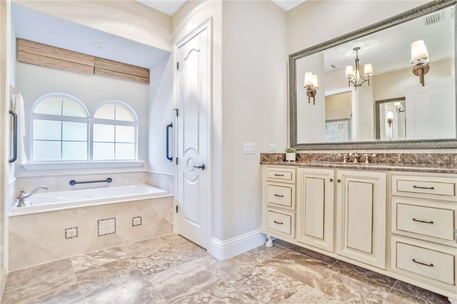 280 LAKE BRITTANY CT