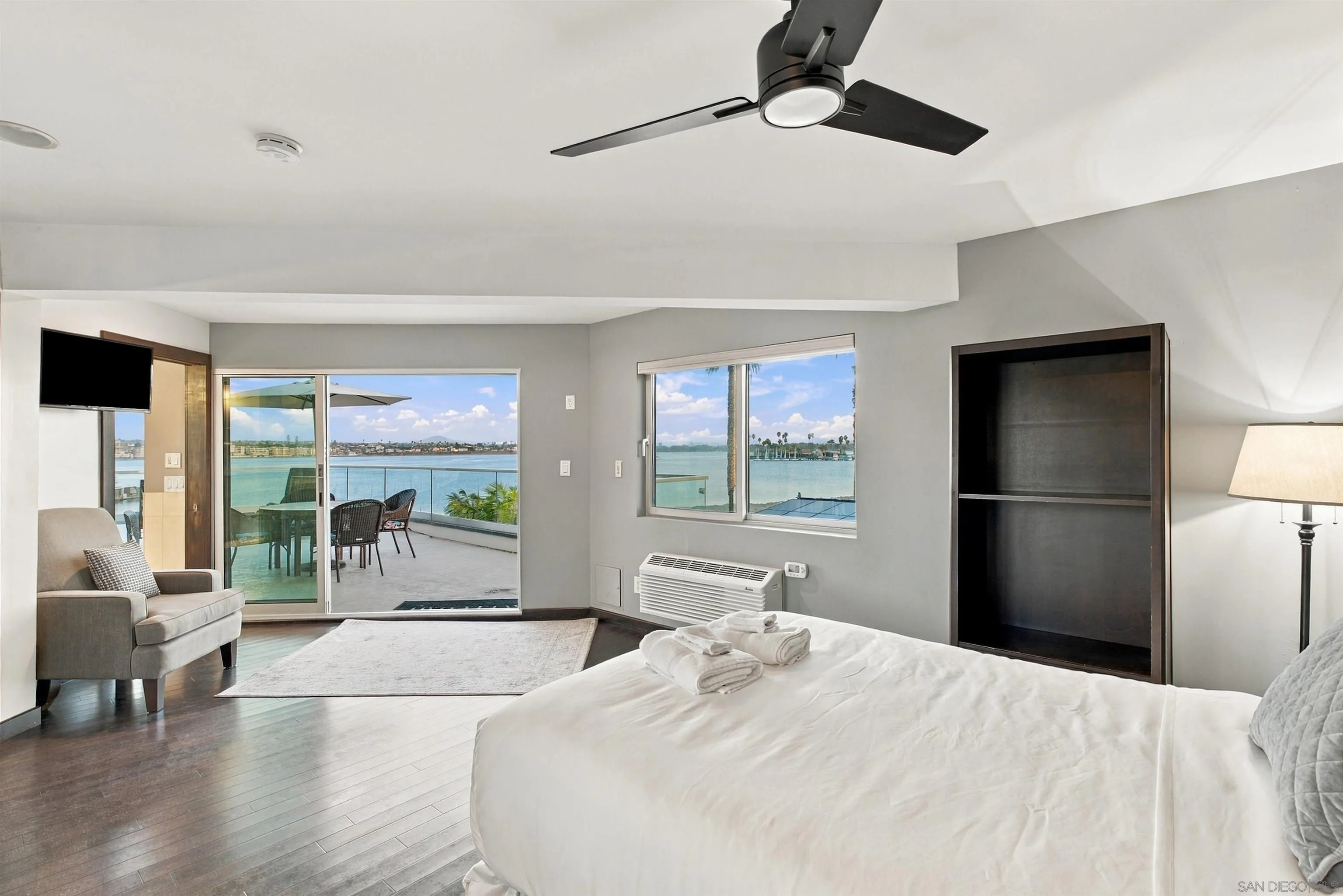 3958-60 Bayside Walk