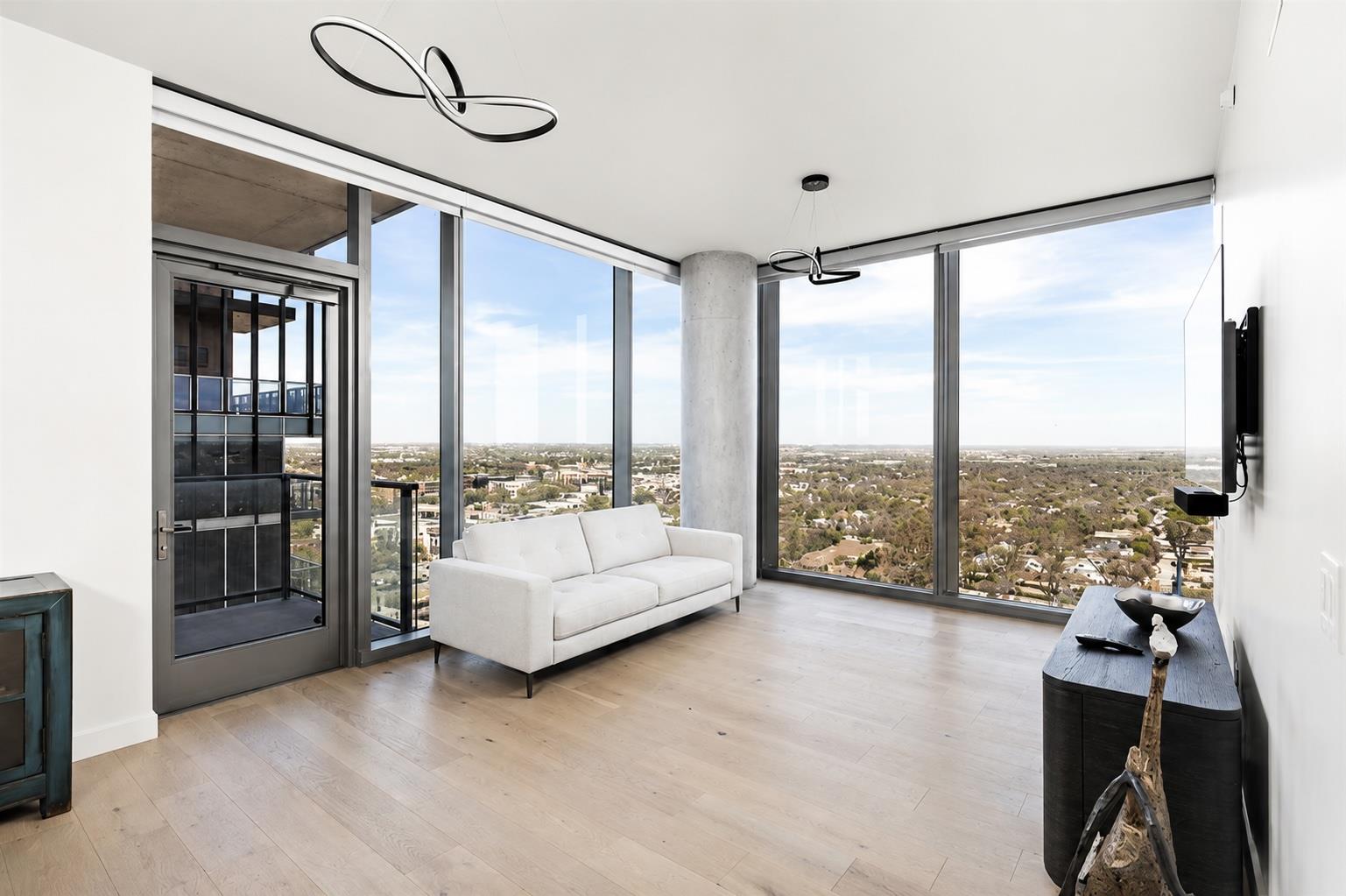 44 East Ave # 2907