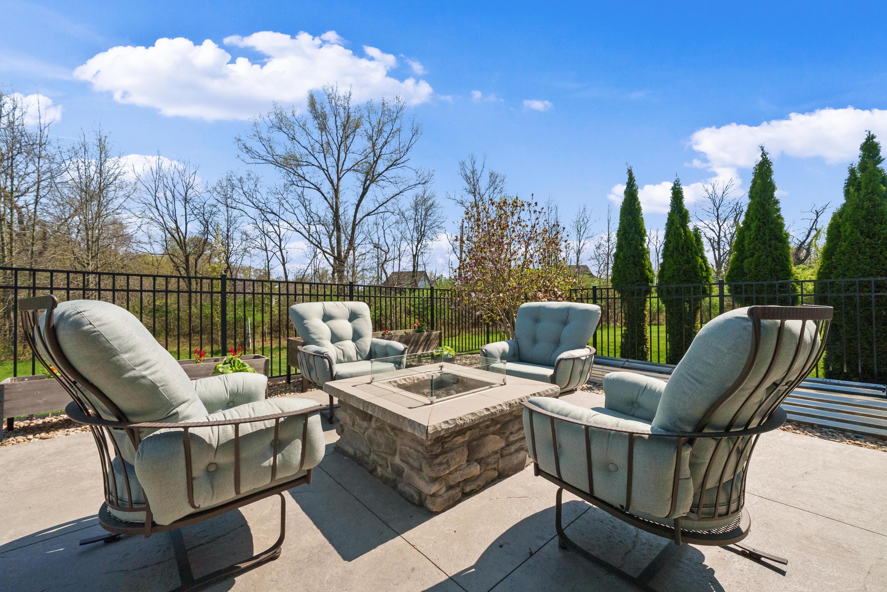 8153 Lilium Way