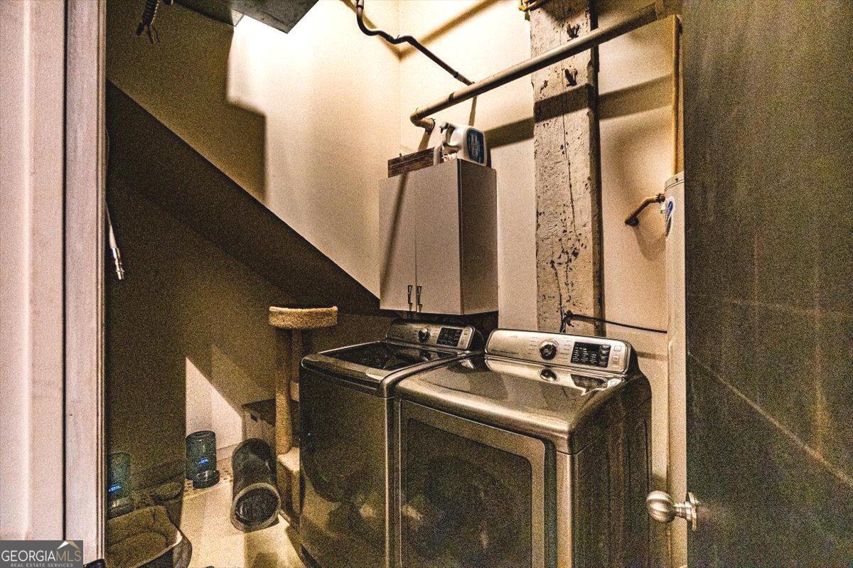 585 White Circle # 17