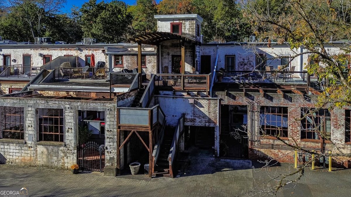 585 White Circle # 17