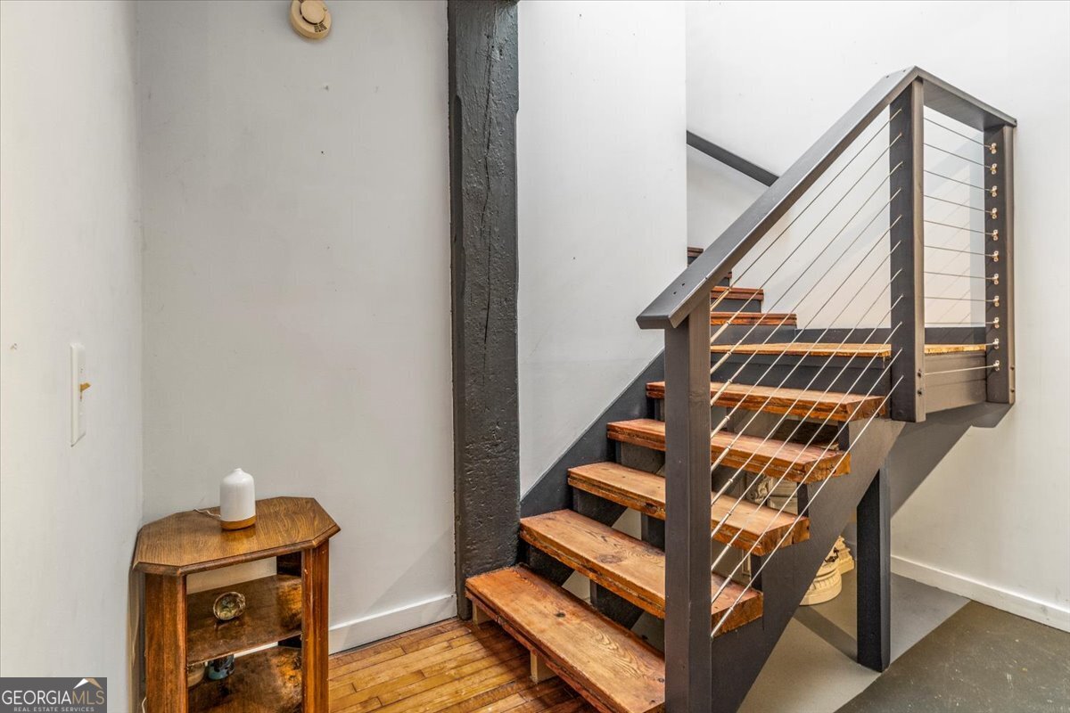 585 White Circle # 17