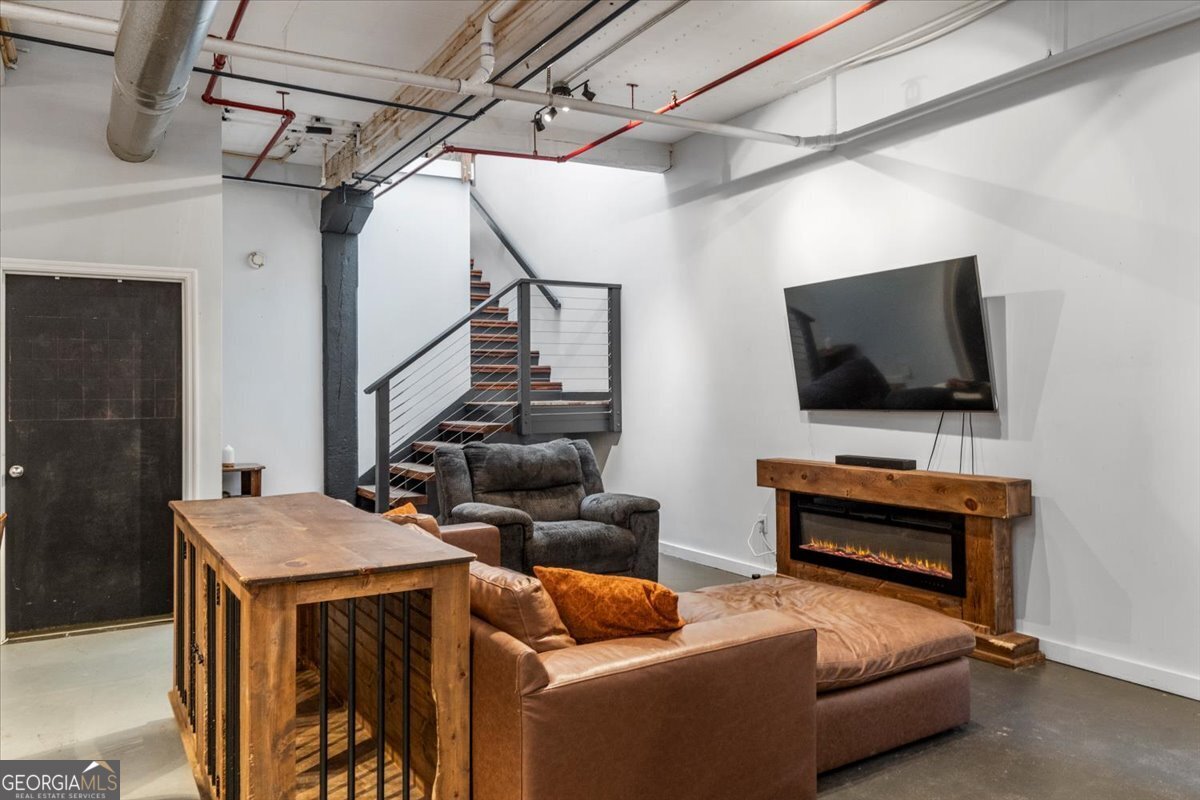 585 White Circle # 17