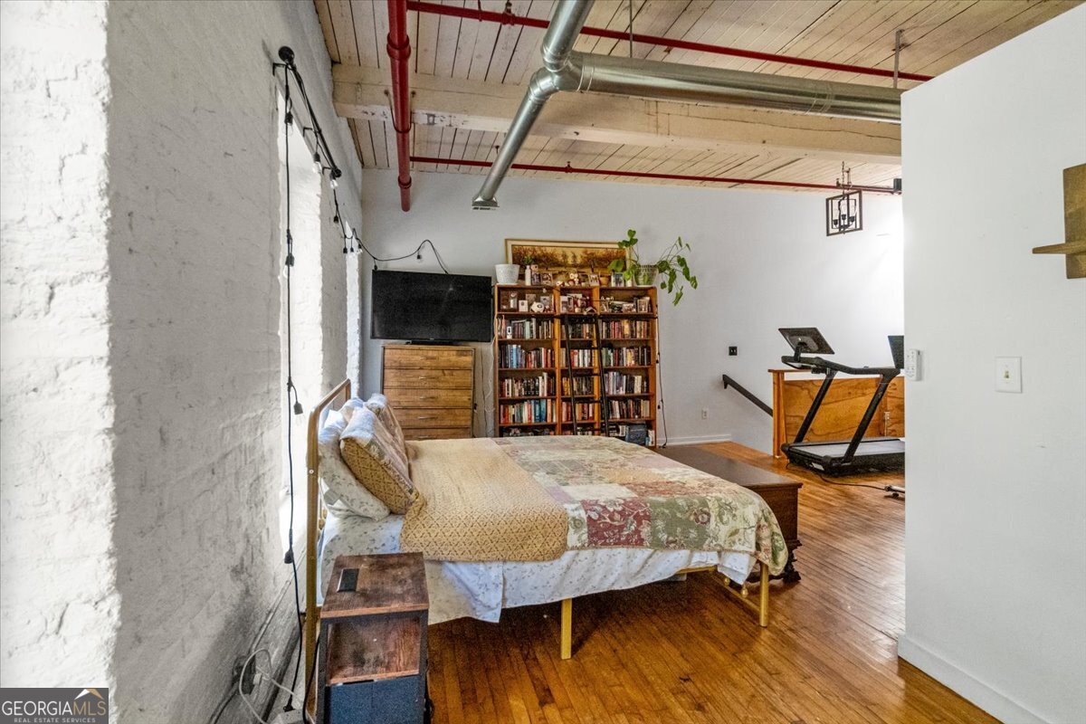 585 White Circle # 17