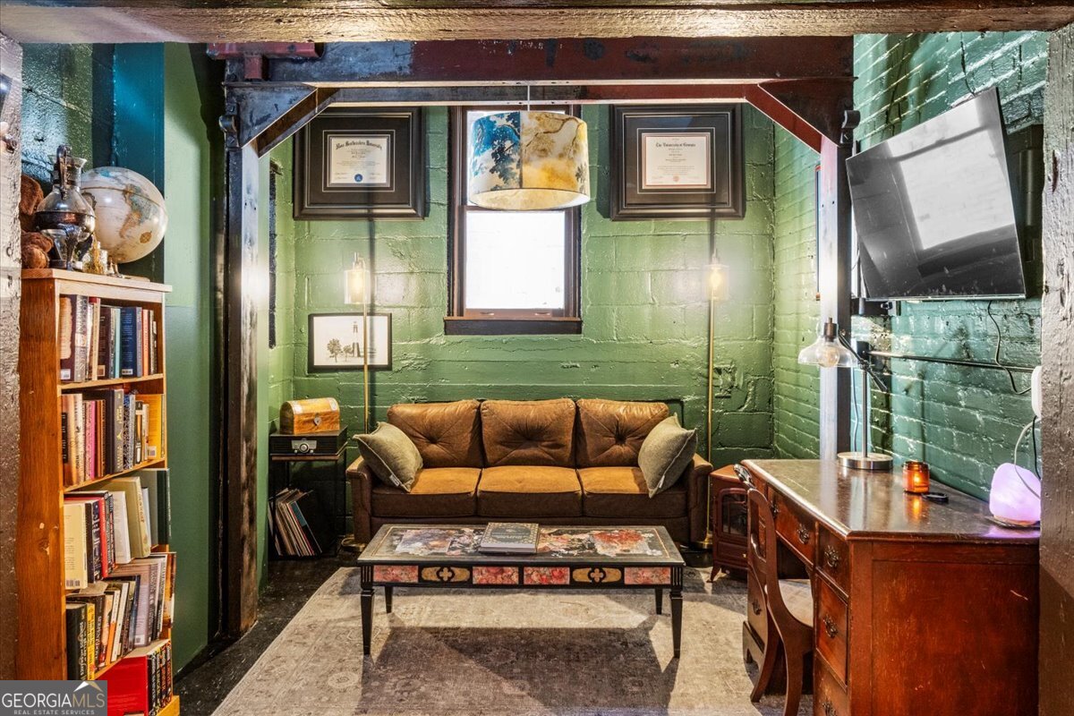 585 White Circle # 17