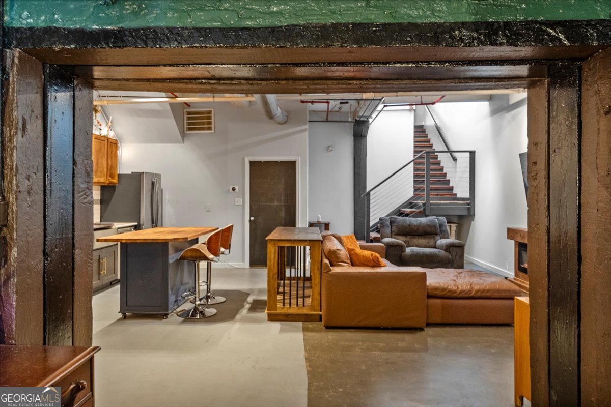 585 White Circle # 17