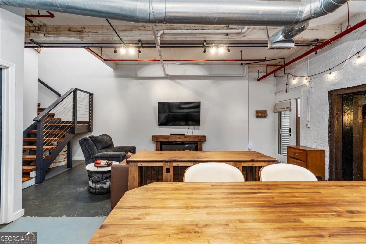 585 White Circle # 17