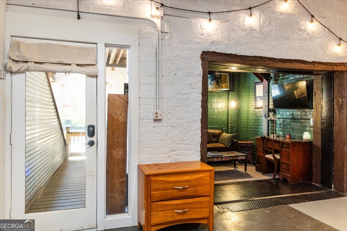 585 White Circle # 17