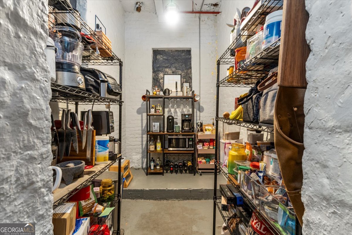 585 White Circle # 17