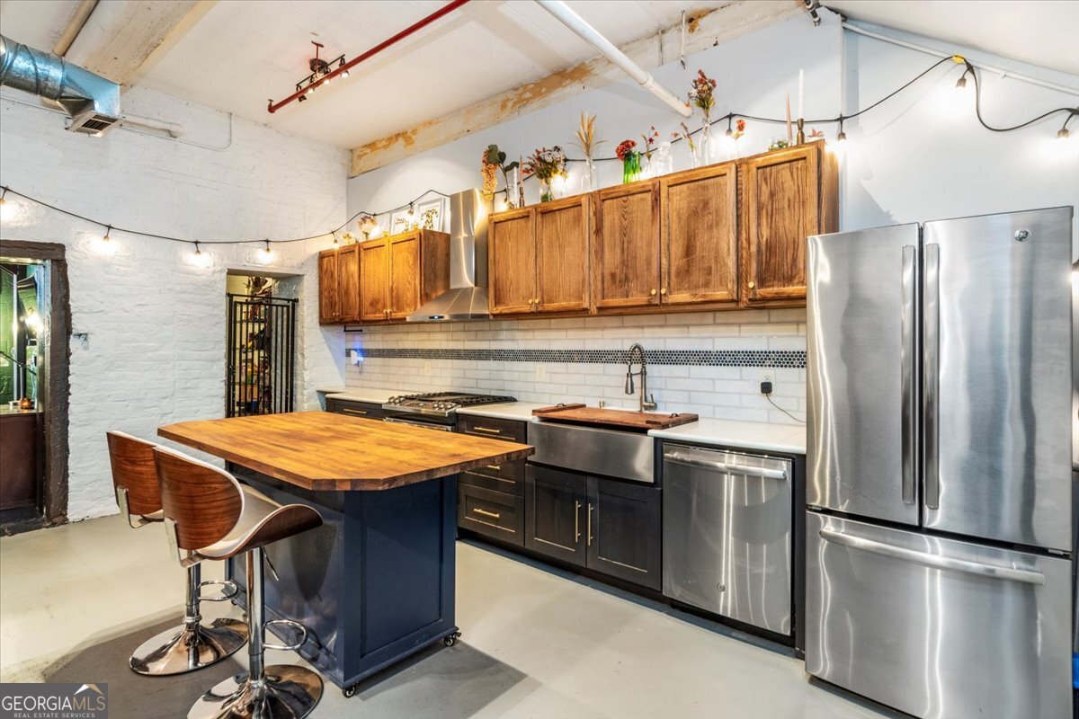 585 White Circle # 17