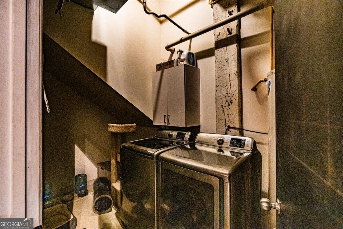 585 White Circle # 17