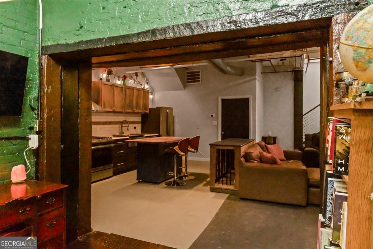 585 White Circle # 17