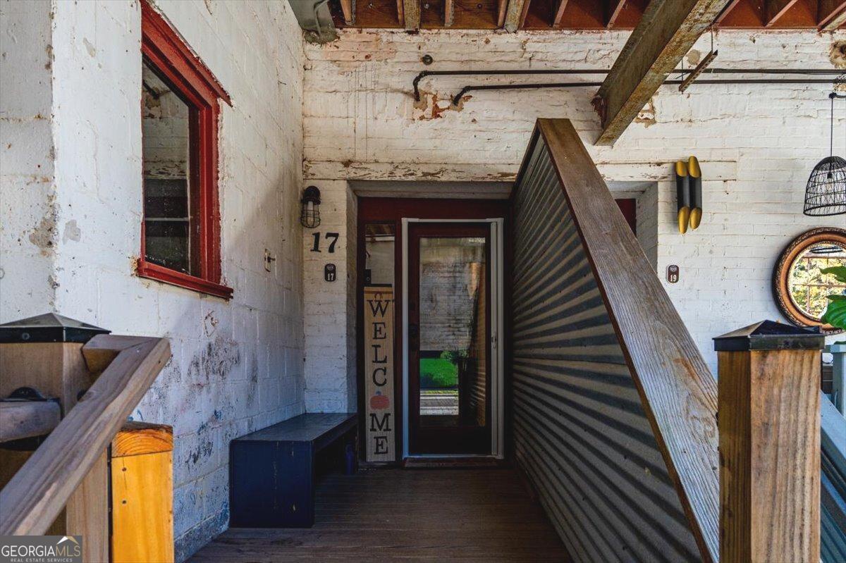 585 White Circle # 17