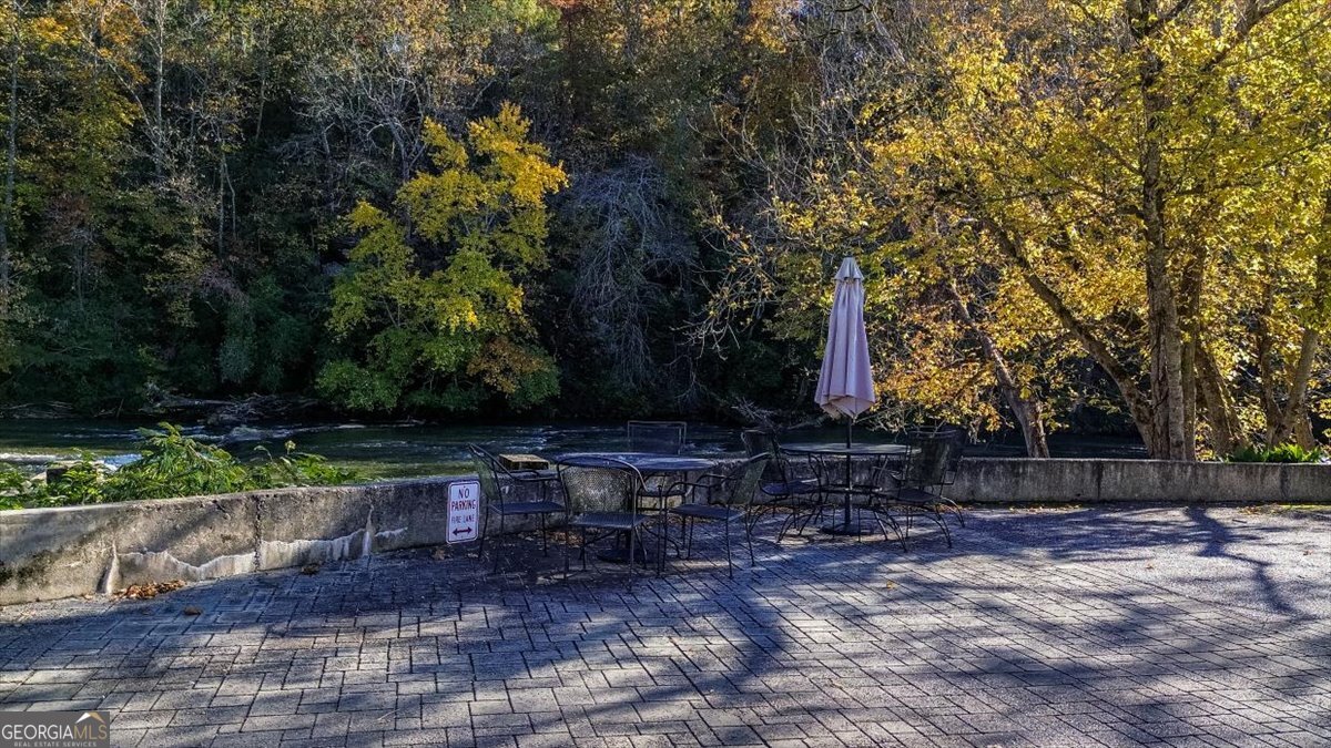 585 White Circle # 17