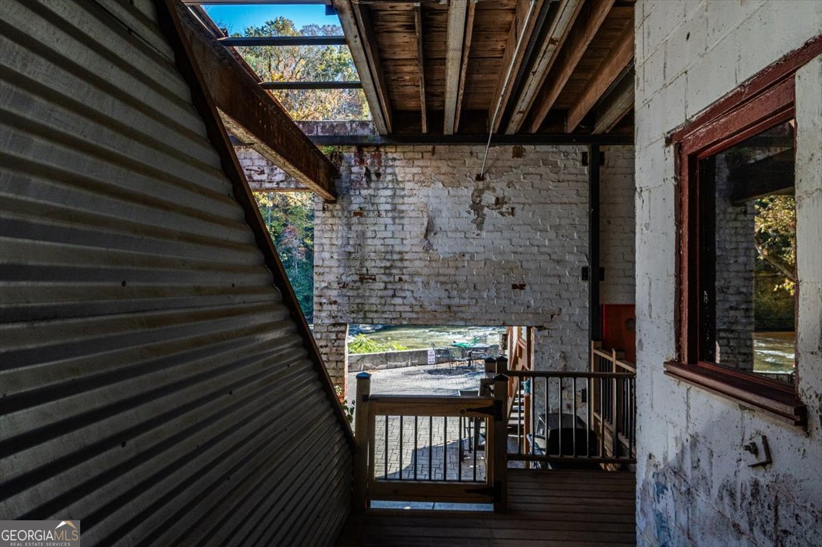 585 White Circle # 17