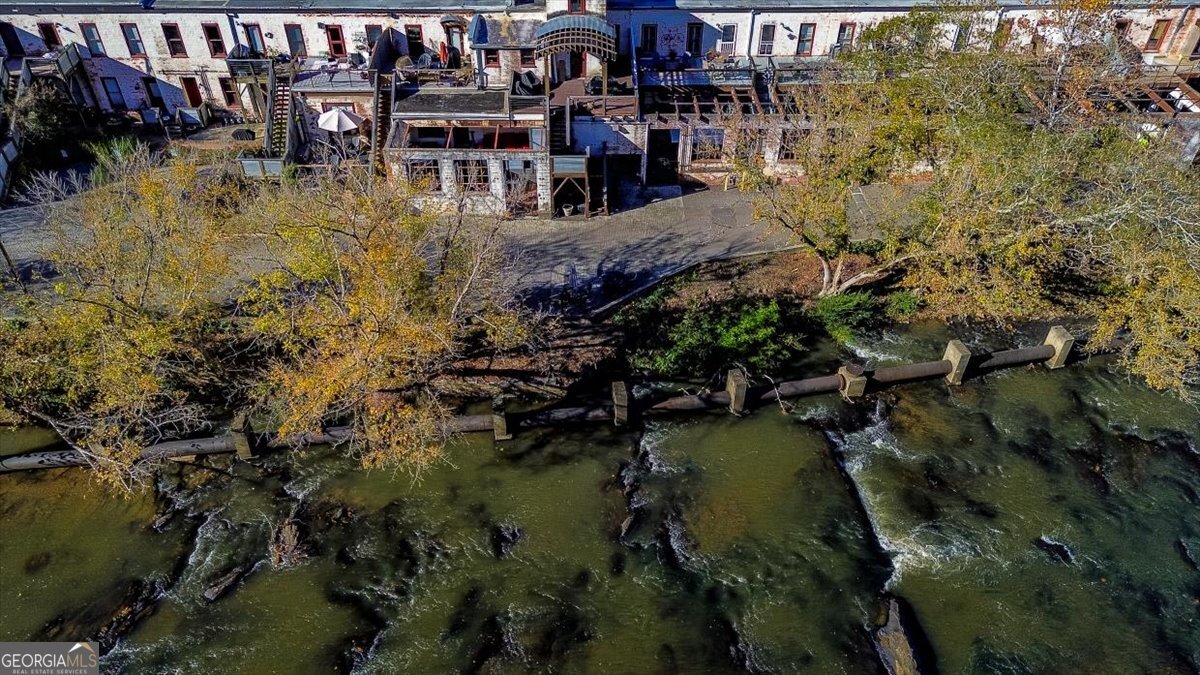 585 White Circle # 17