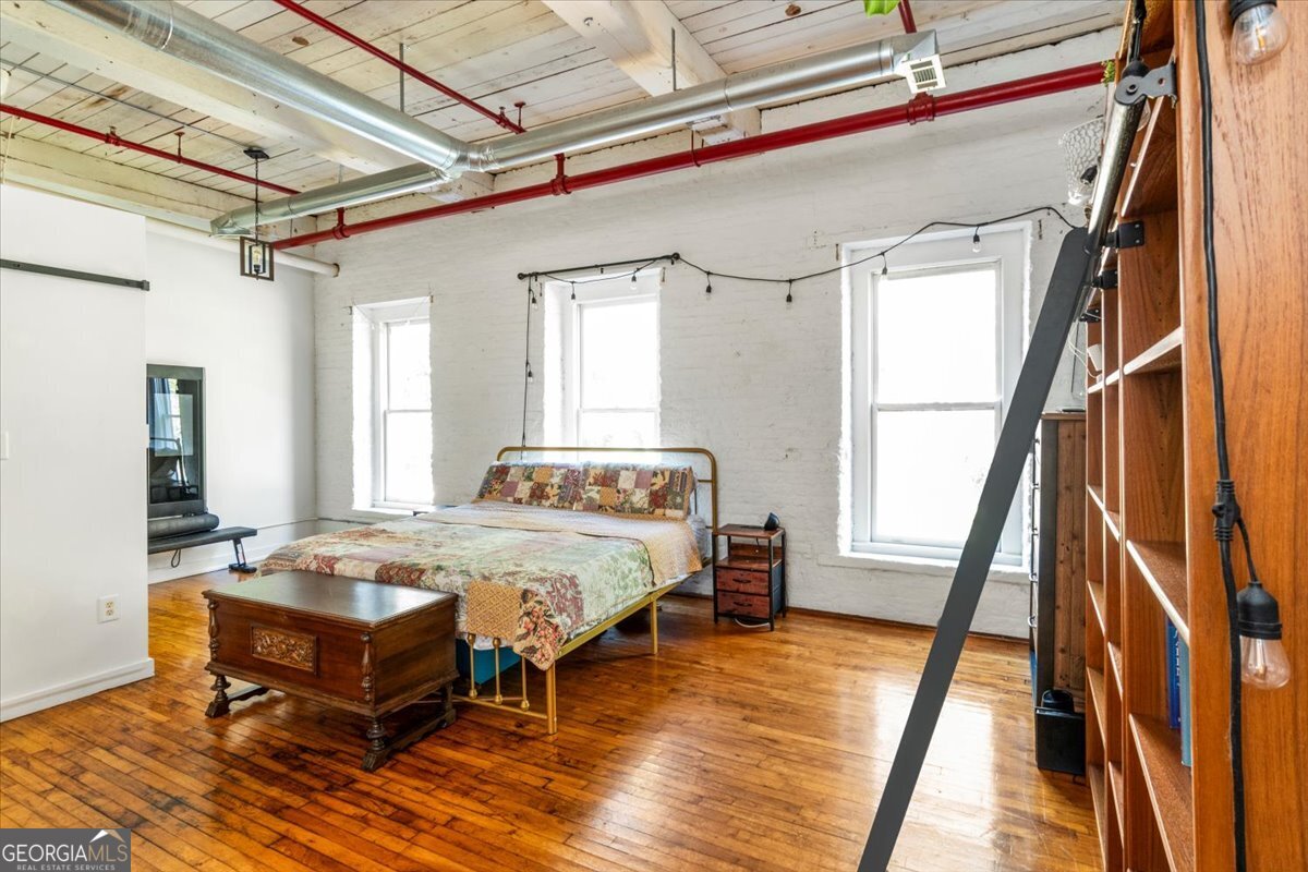 585 White Circle # 17