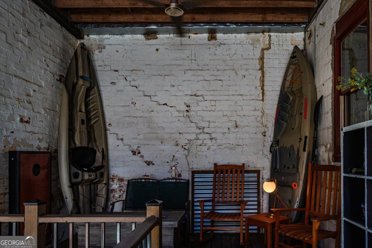 585 White Circle # 17