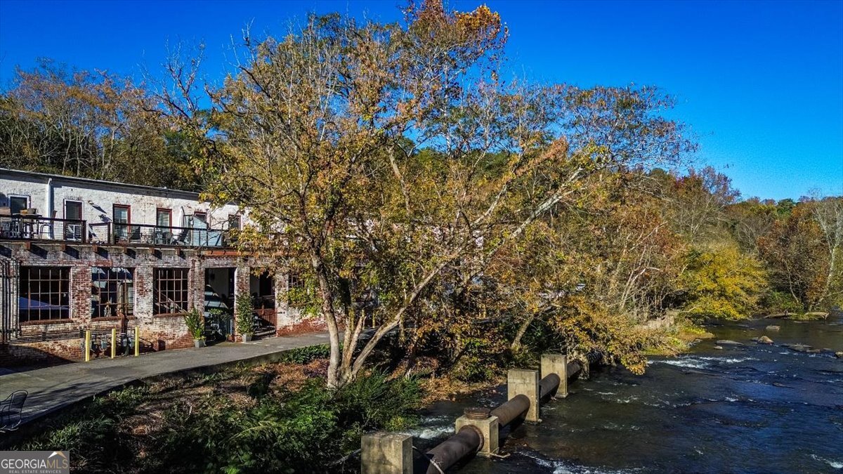 585 White Circle # 17