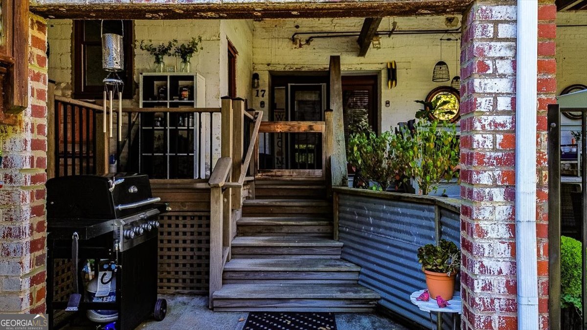 585 White Circle # 17