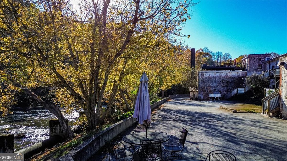 585 White Circle # 17