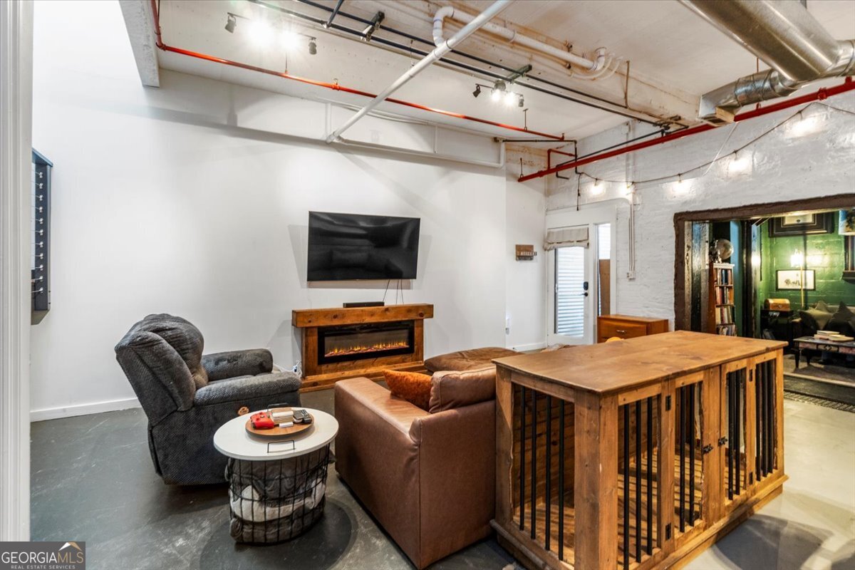 585 White Circle # 17