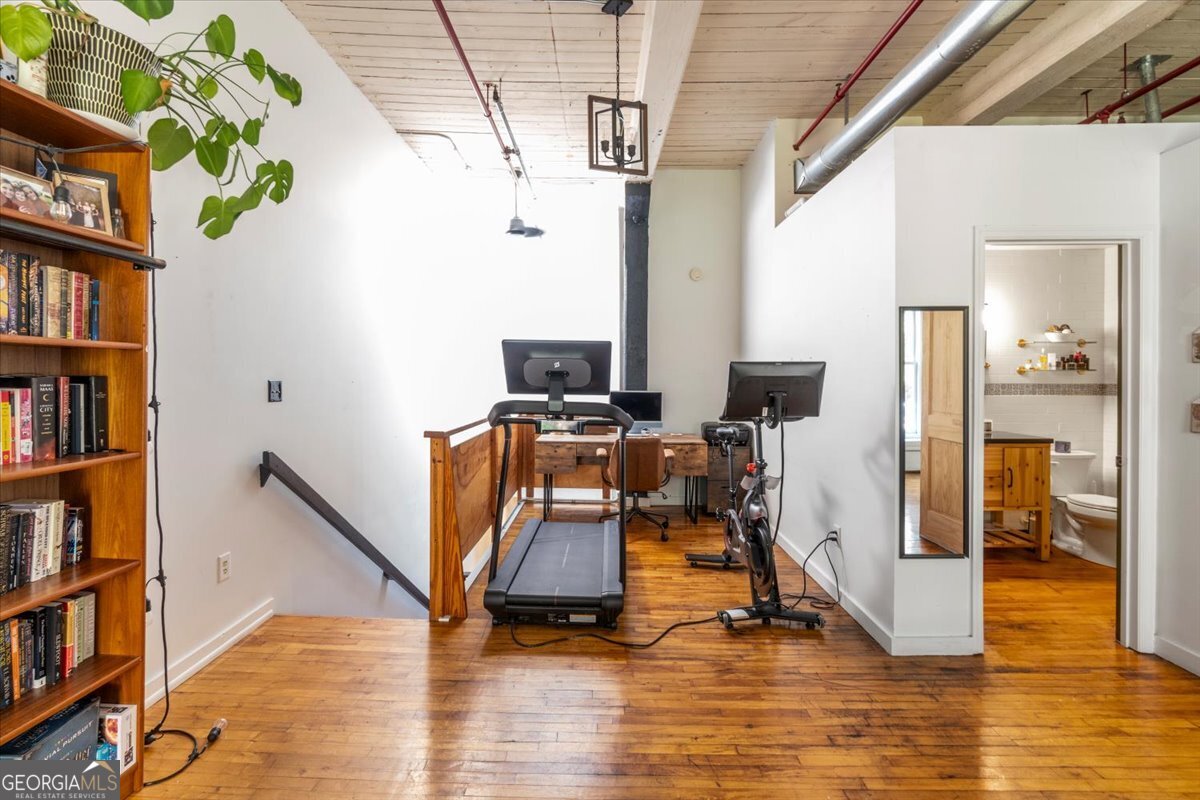 585 White Circle # 17