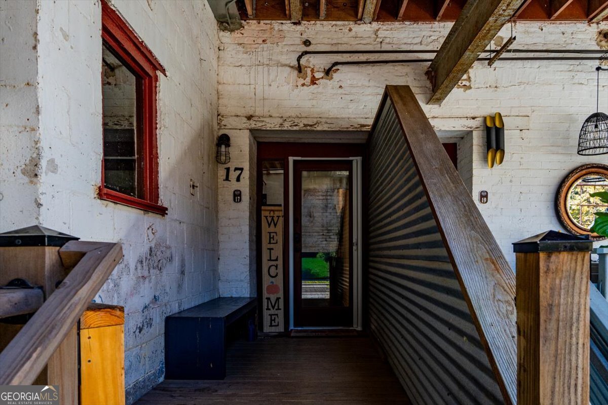 585 White Circle # 17