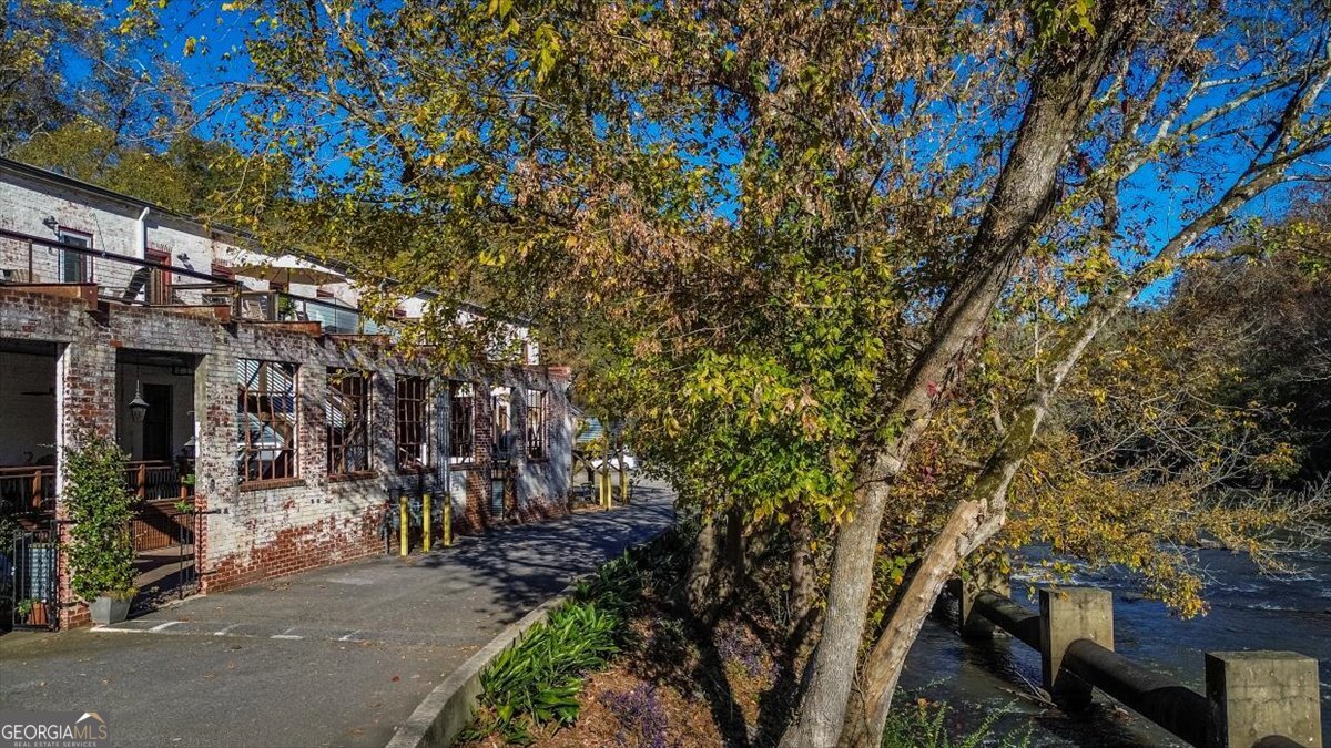 585 White Circle # 17