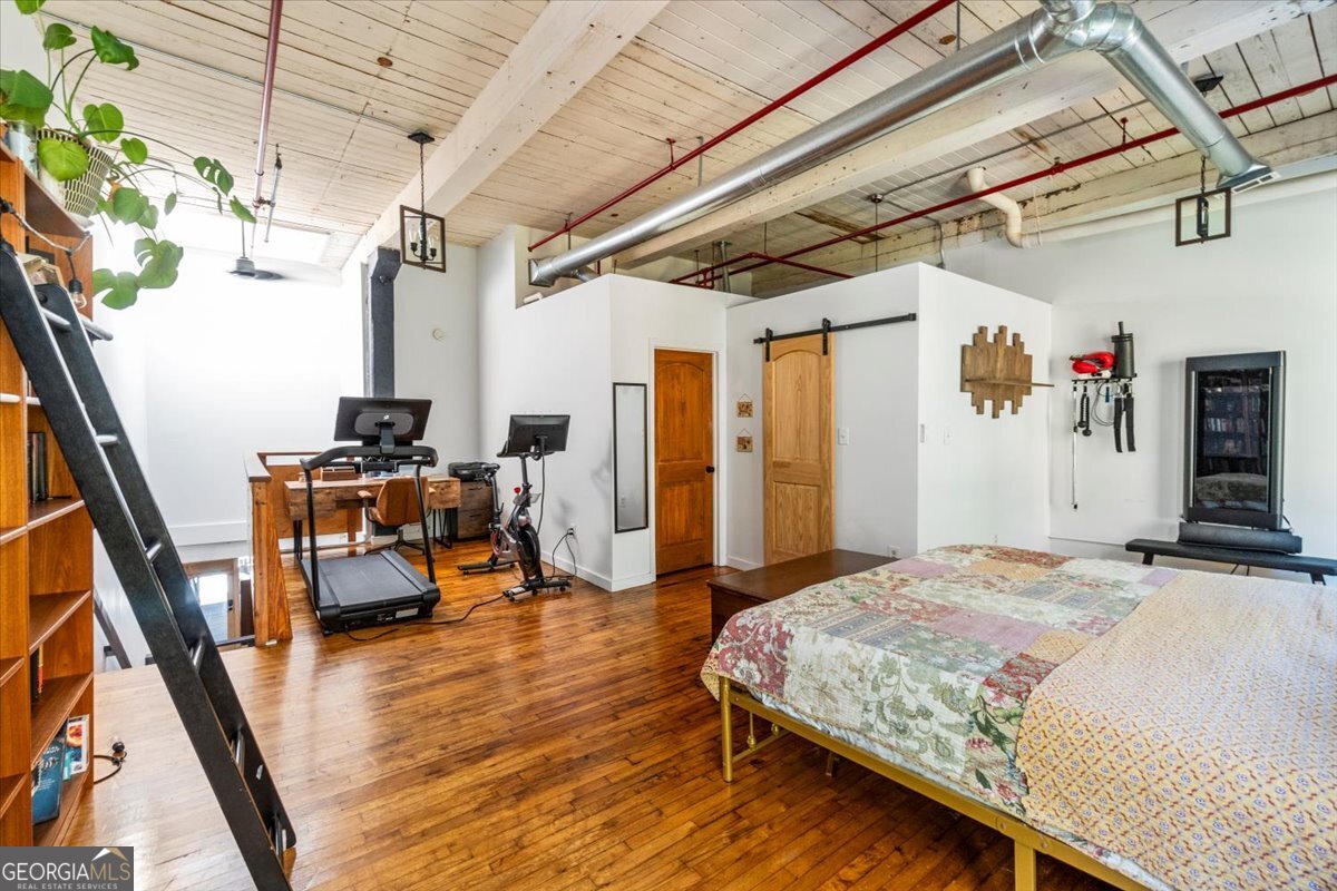 585 White Circle # 17