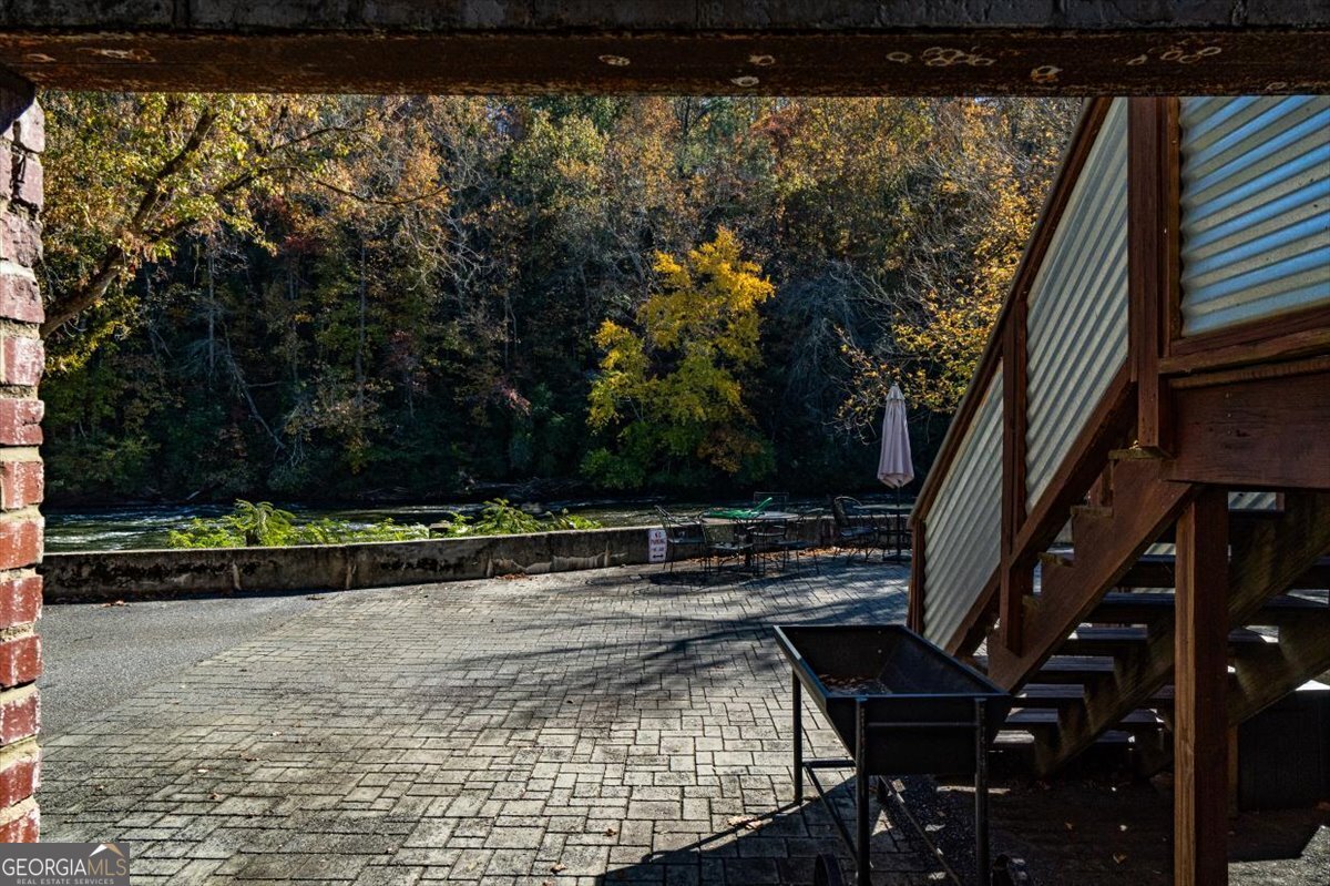 585 White Circle # 17