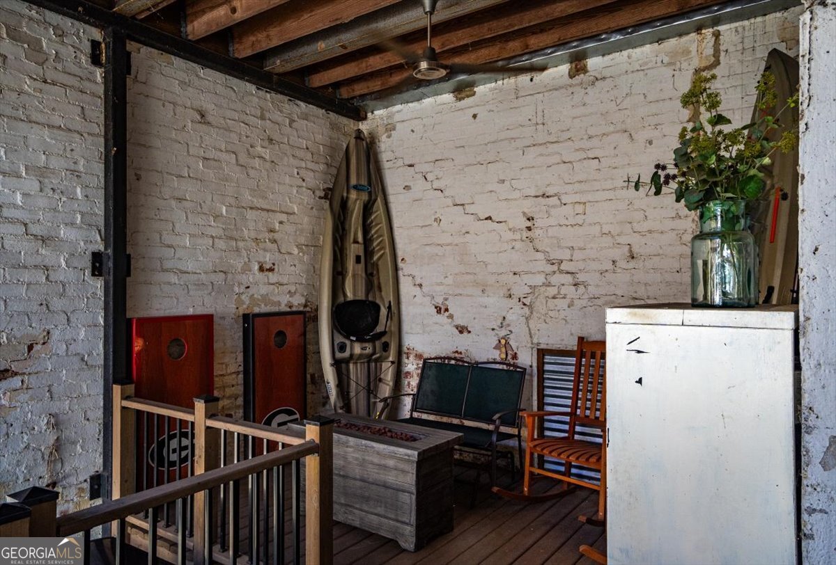 585 White Circle # 17