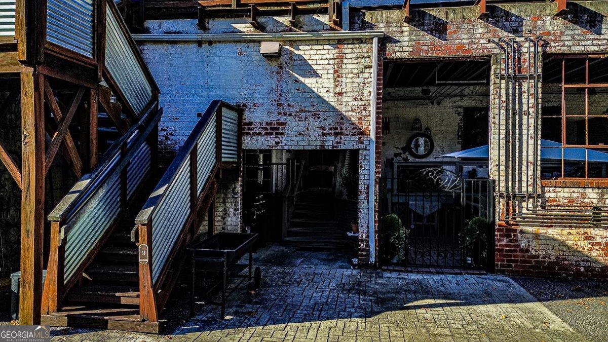 585 White Circle # 17