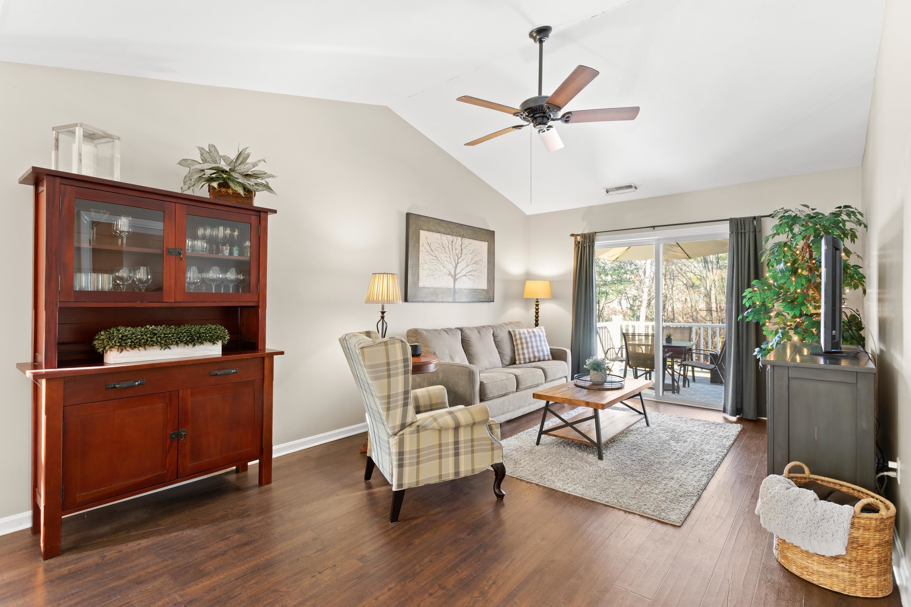 491 Mammoth Road Unit: 12