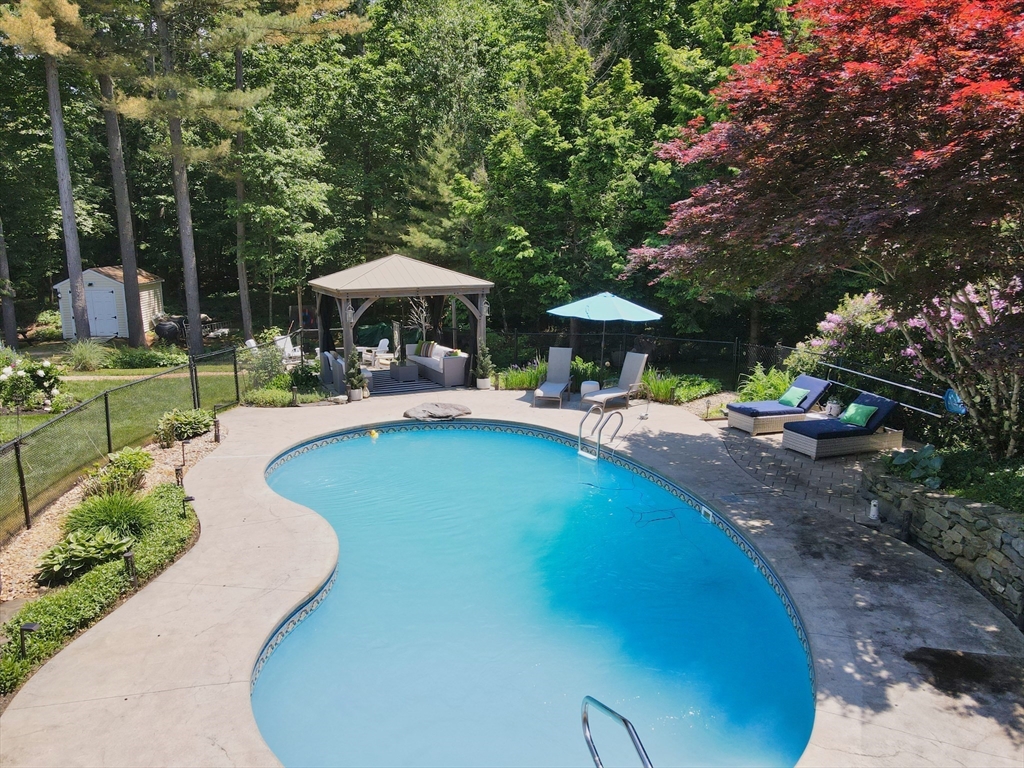 11 Pumpkin Brook Rd