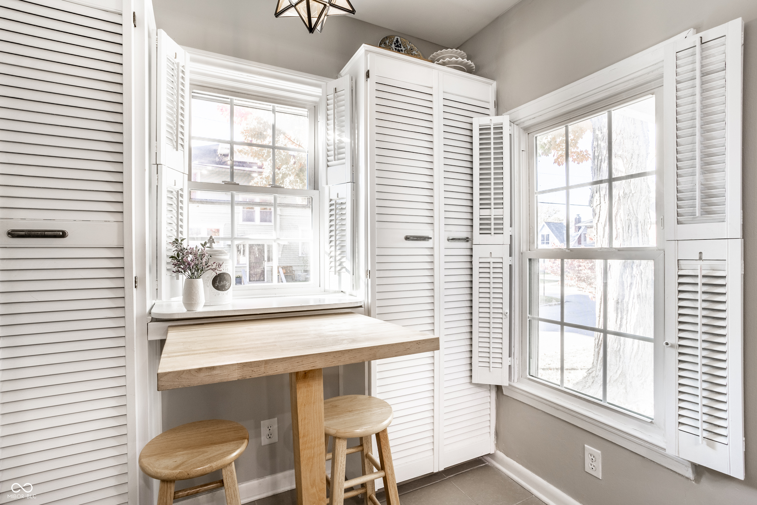 301 N Ridgeview Drive