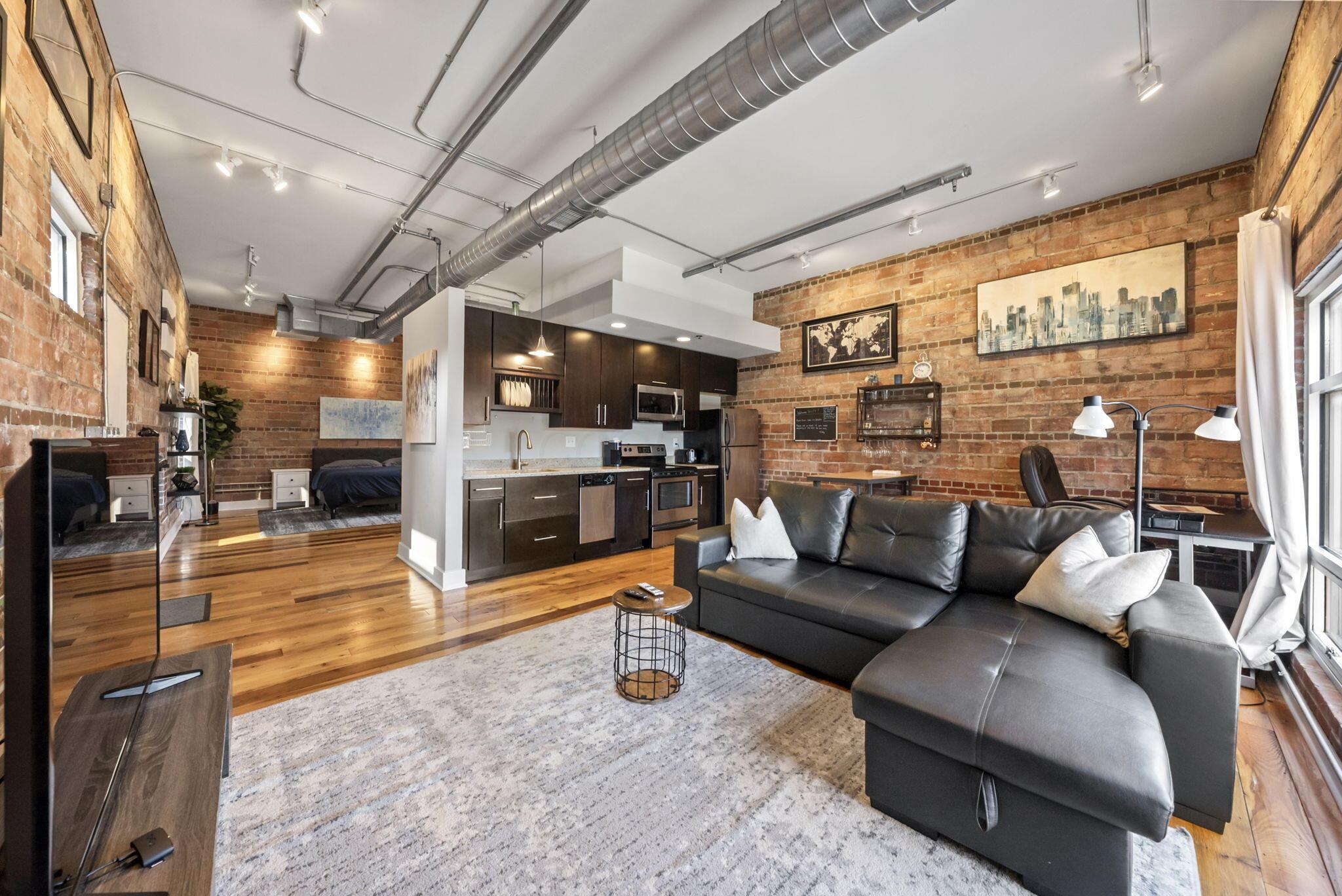 221 N Front Street, 602