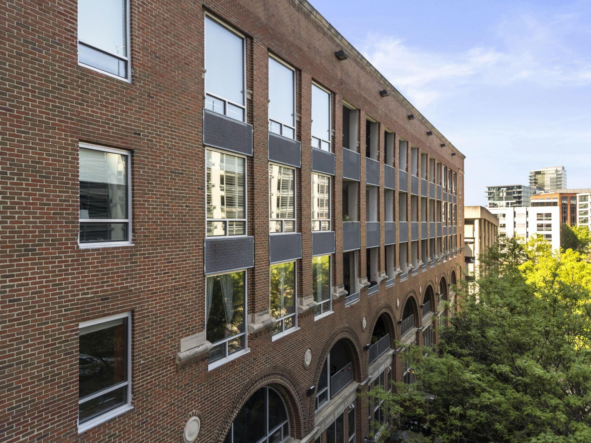 221 N Front Street, 602