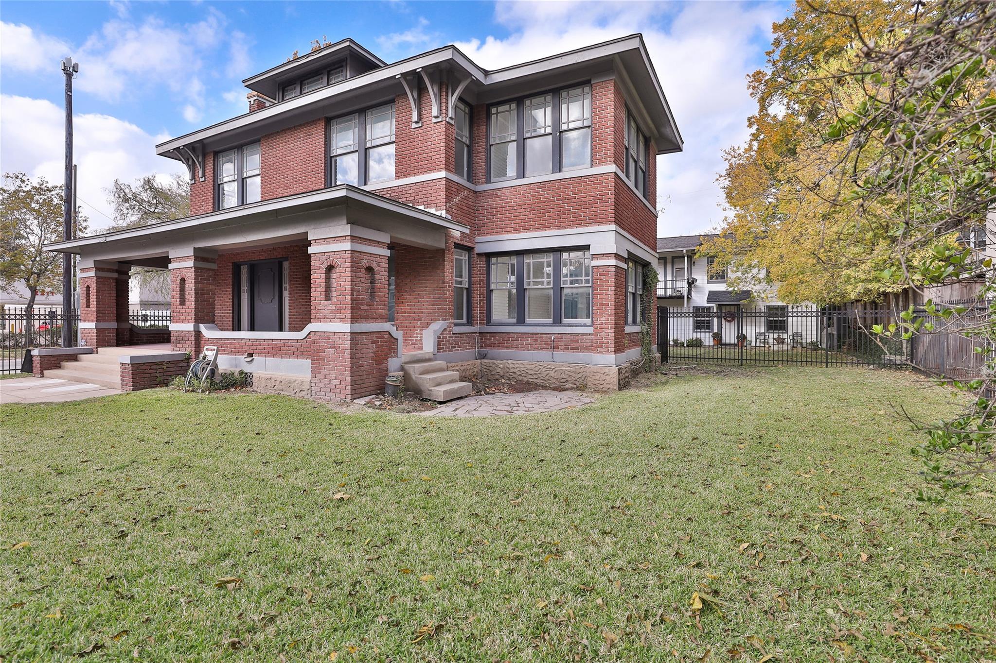 816 Hawthorne Street