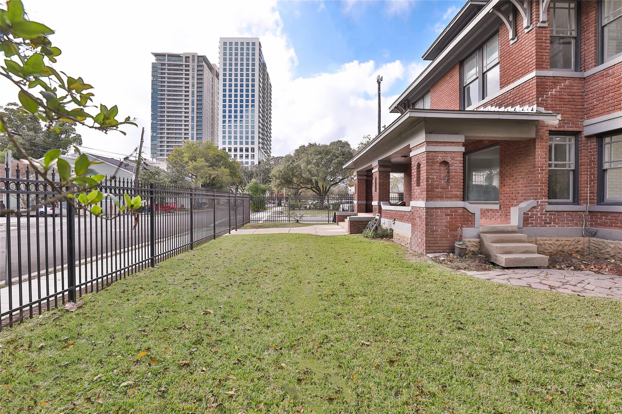 816 Hawthorne Street