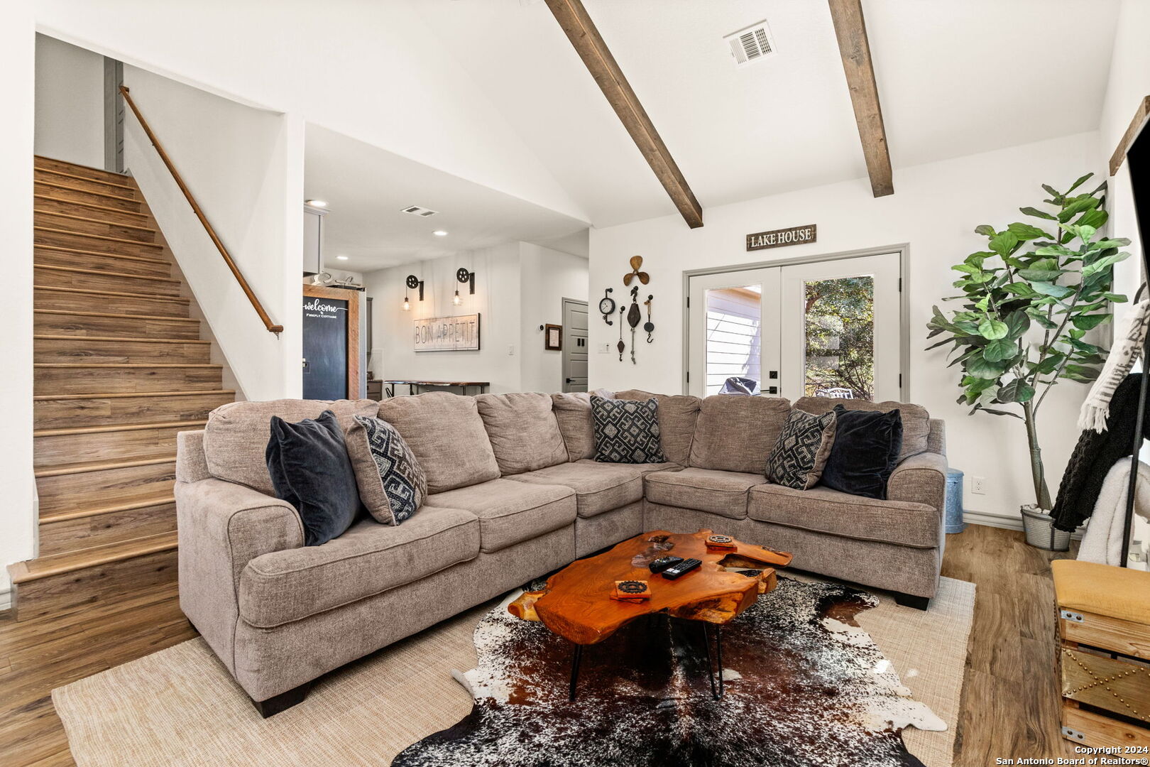 520 DEERWOOD DR
