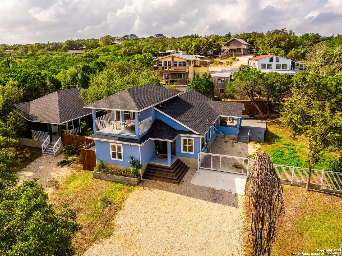 1392 Hillcrest Forest