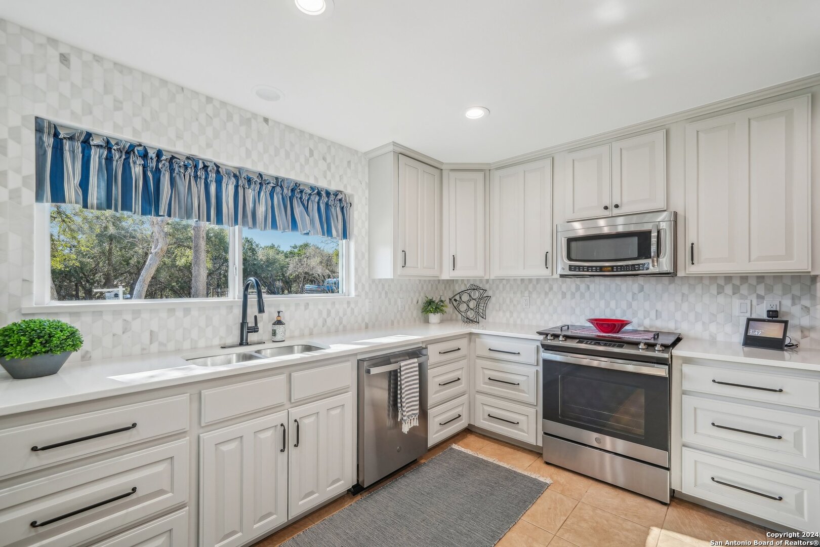 2035 Canyon Lake Dr