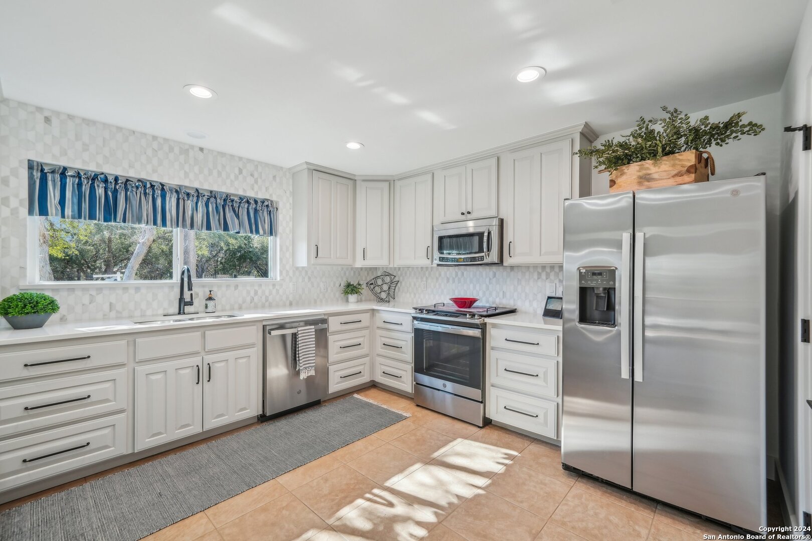 2035 Canyon Lake Dr