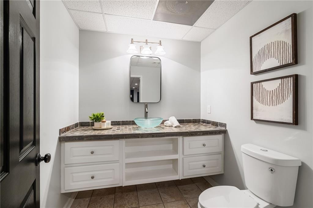 1045 River Point