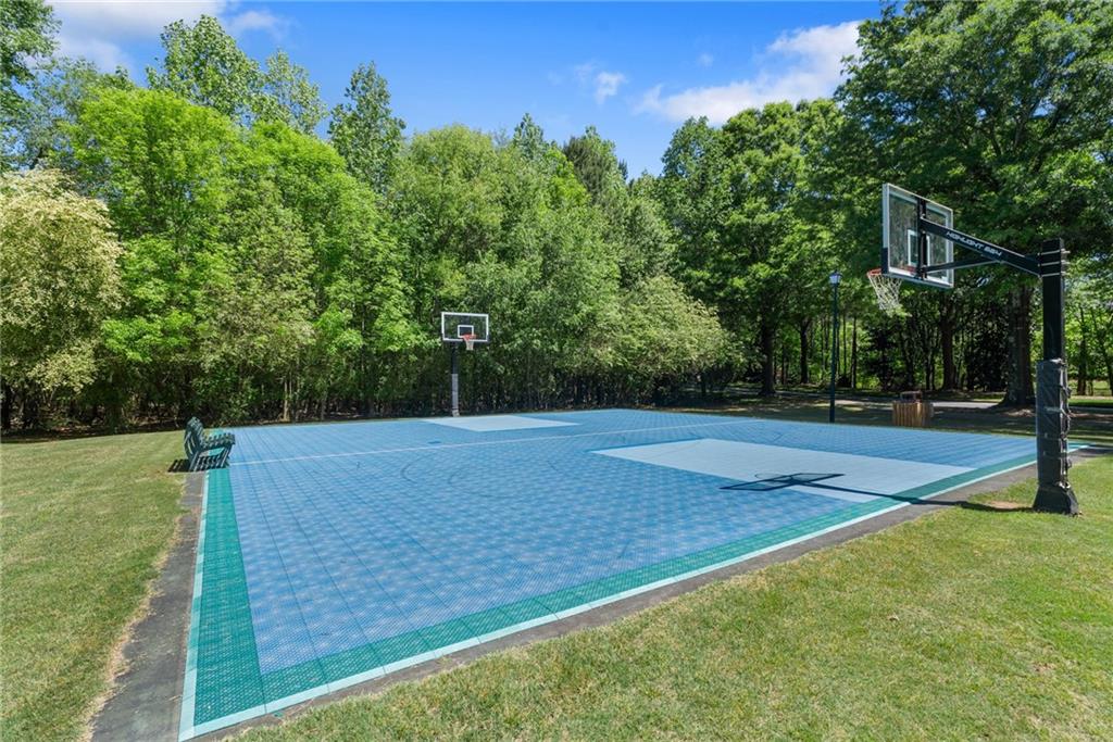 802 Lakeglen Drive