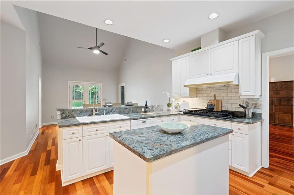 802 Lakeglen Drive