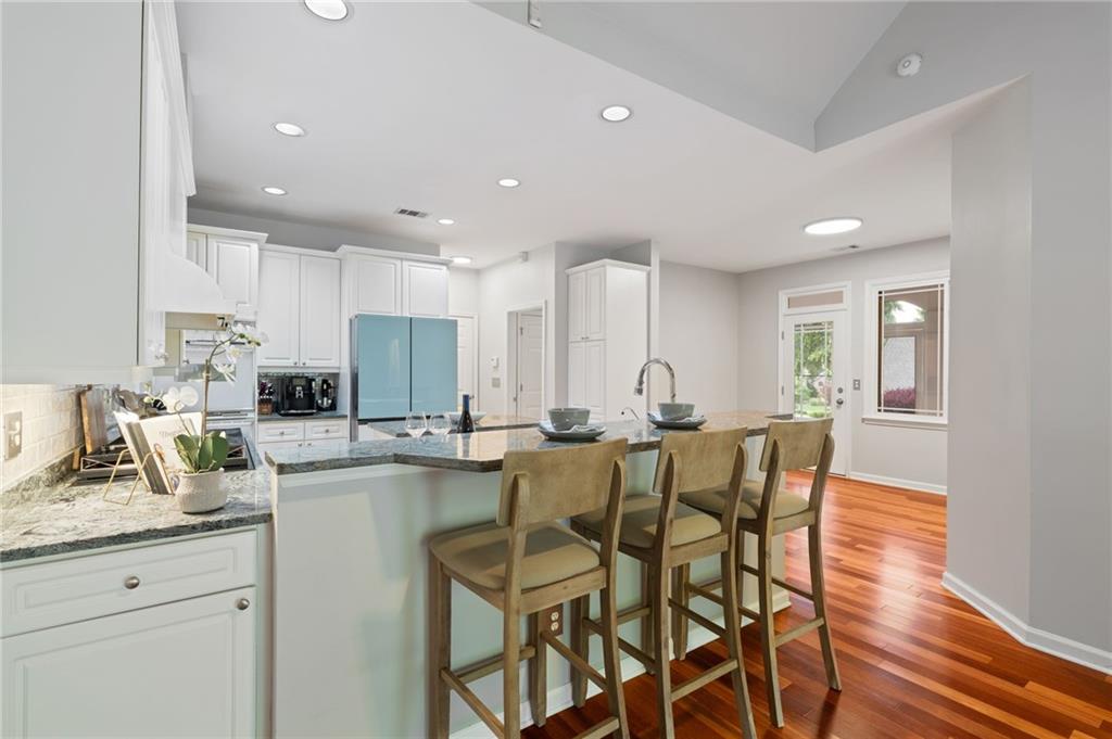 802 Lakeglen Drive