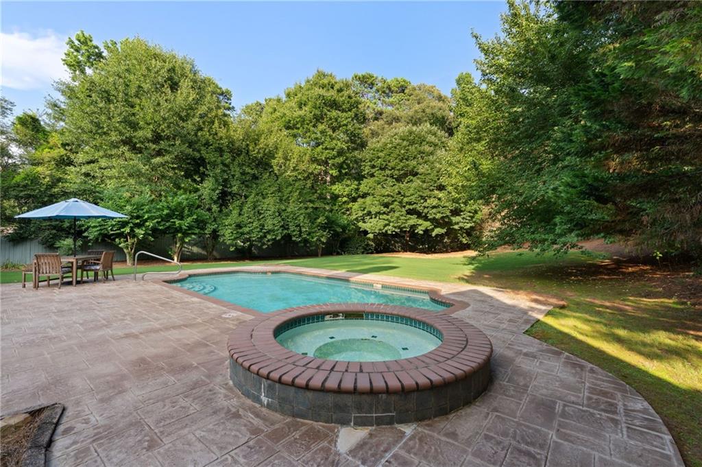 802 Lakeglen Drive